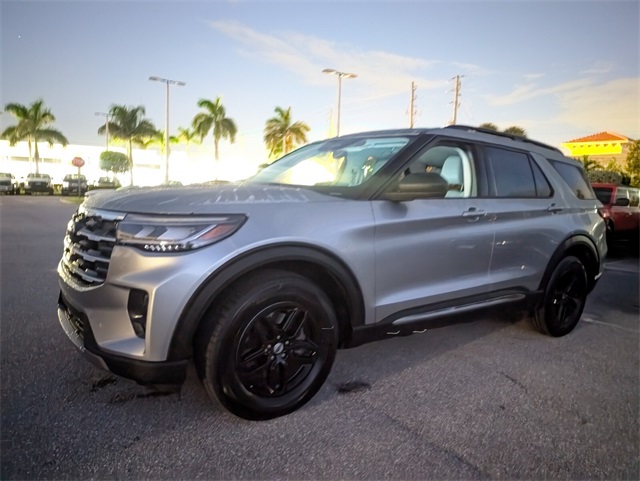 2025 Ford Explorer photo 4