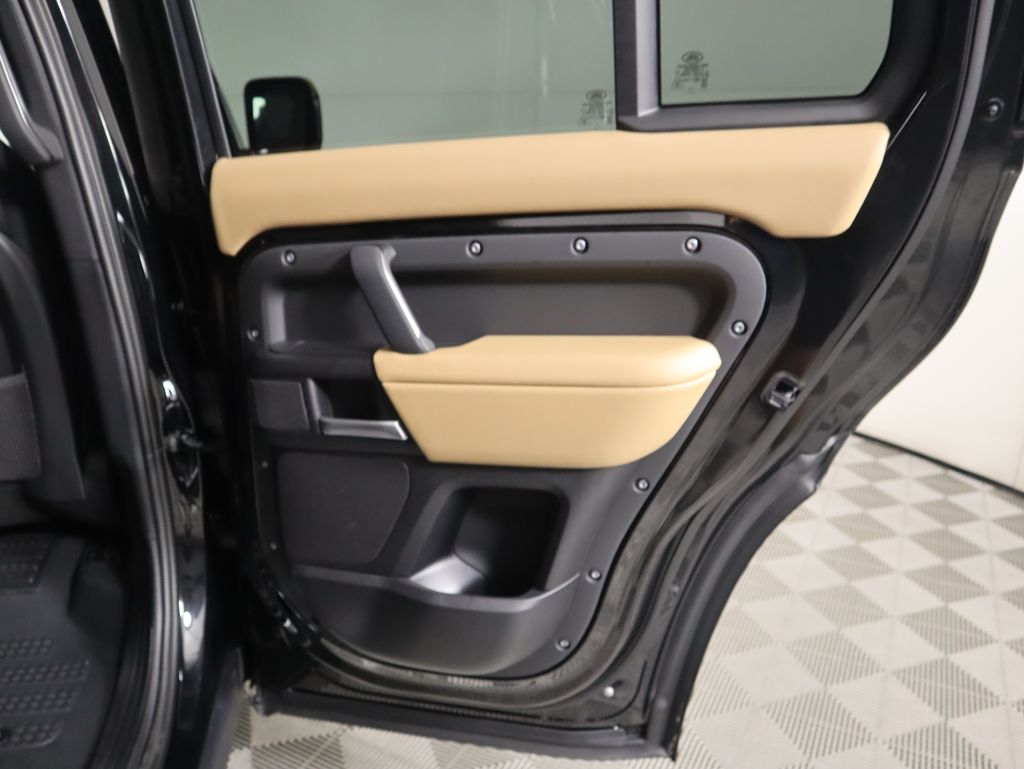 2025 Land Rover Defender 130 V8 photo 26