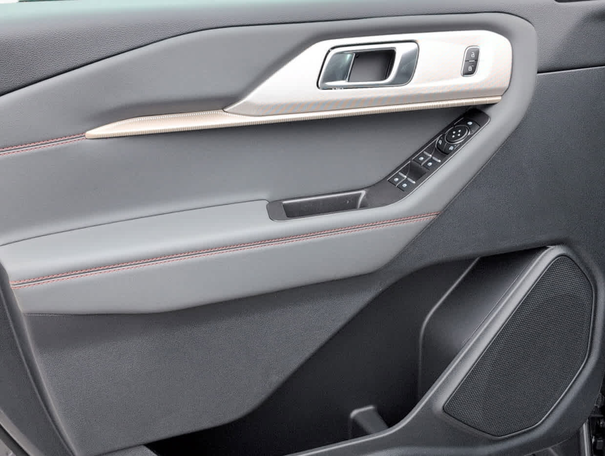 2025 Ford Explorer photo 5