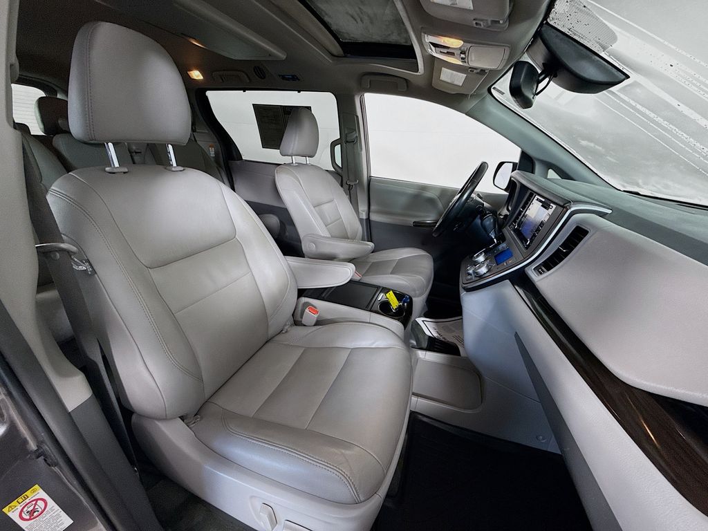 2018 Toyota Sienna XLE Premium photo 29