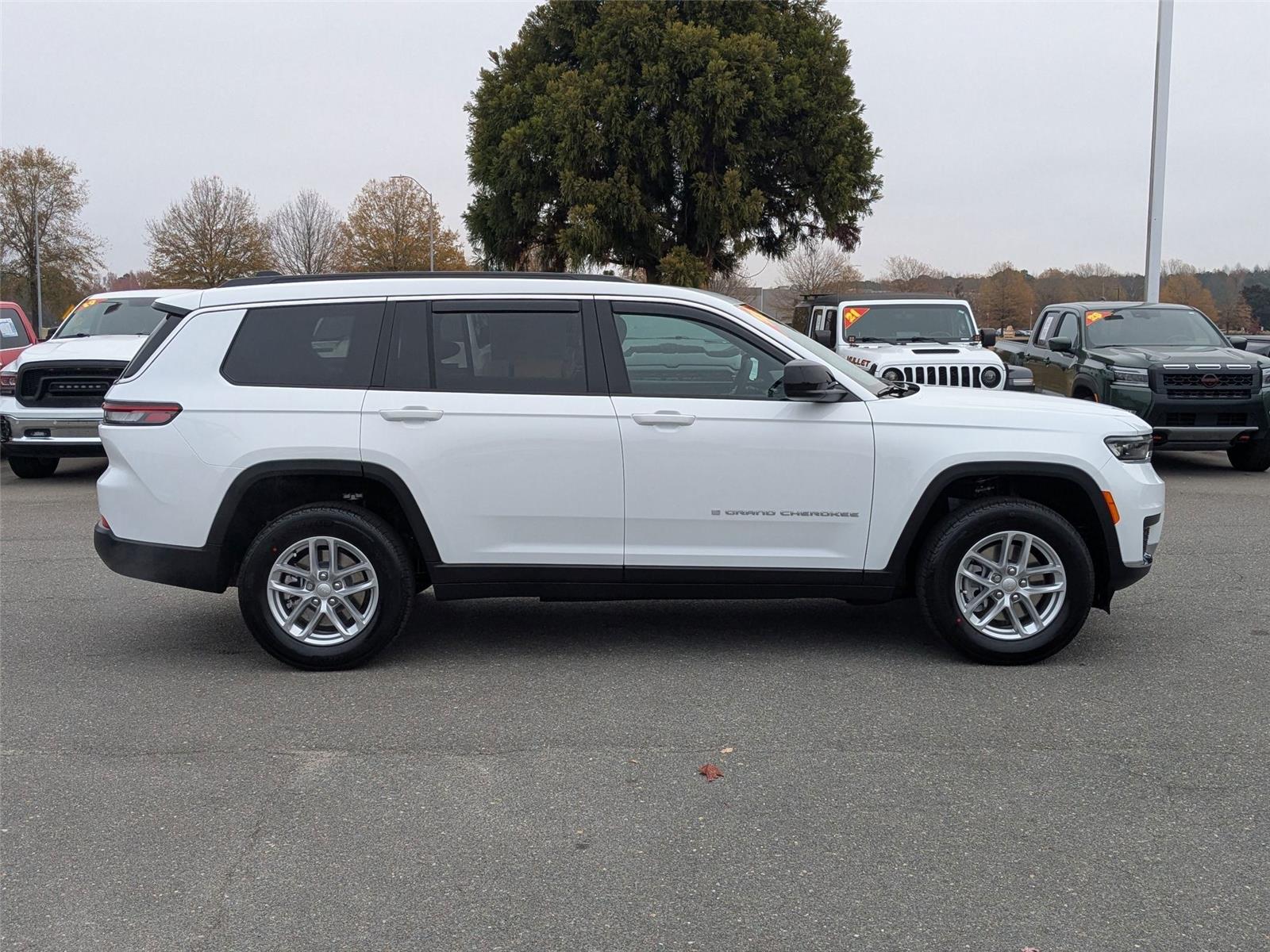 2025 Jeep Grand Cherokee Laredo photo 4