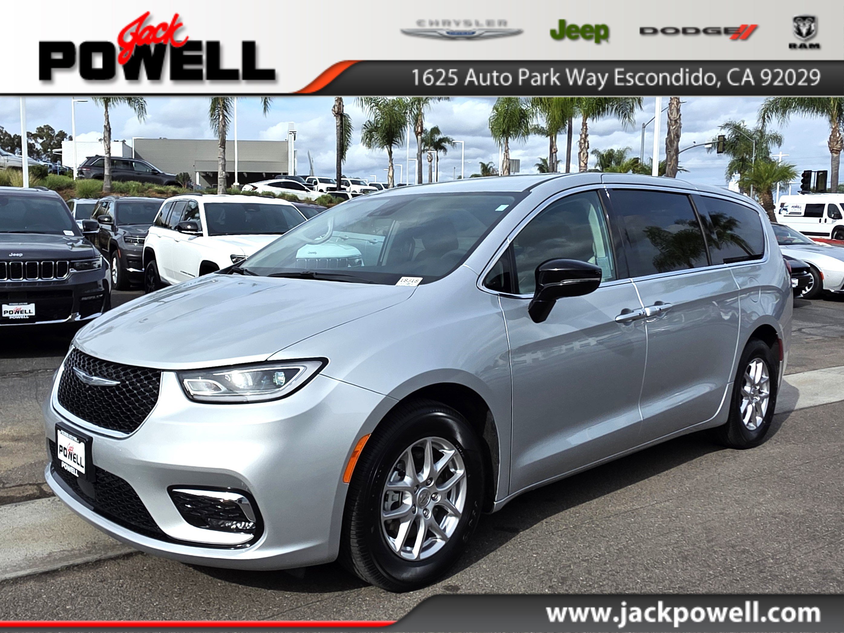 2024 Chrysler Pacifica Touring L's photo