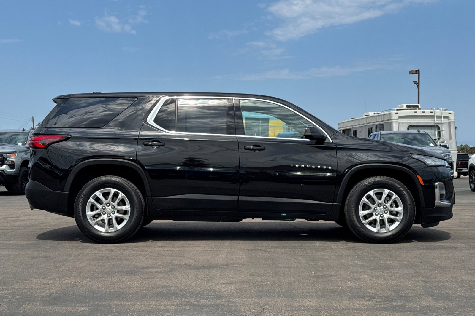 2023 Chevrolet Traverse LS photo 3