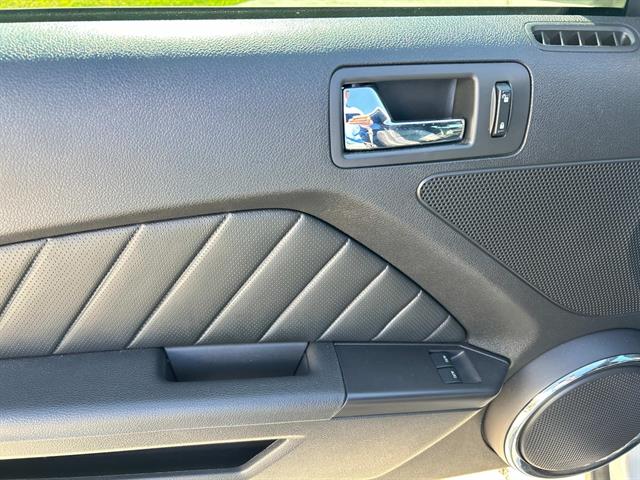 2012 Ford Mustang GT Premium photo 17