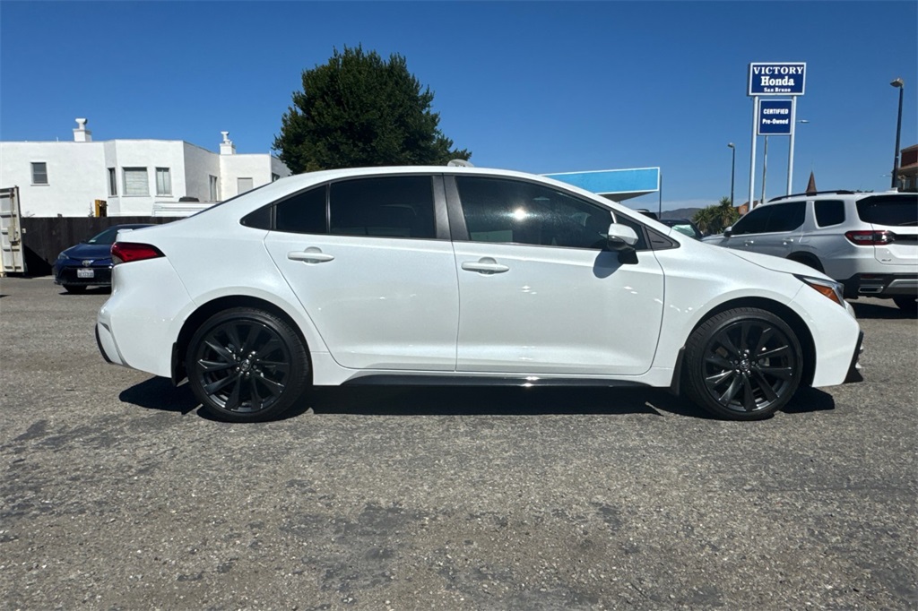 2025 Toyota Corolla SE photo 3