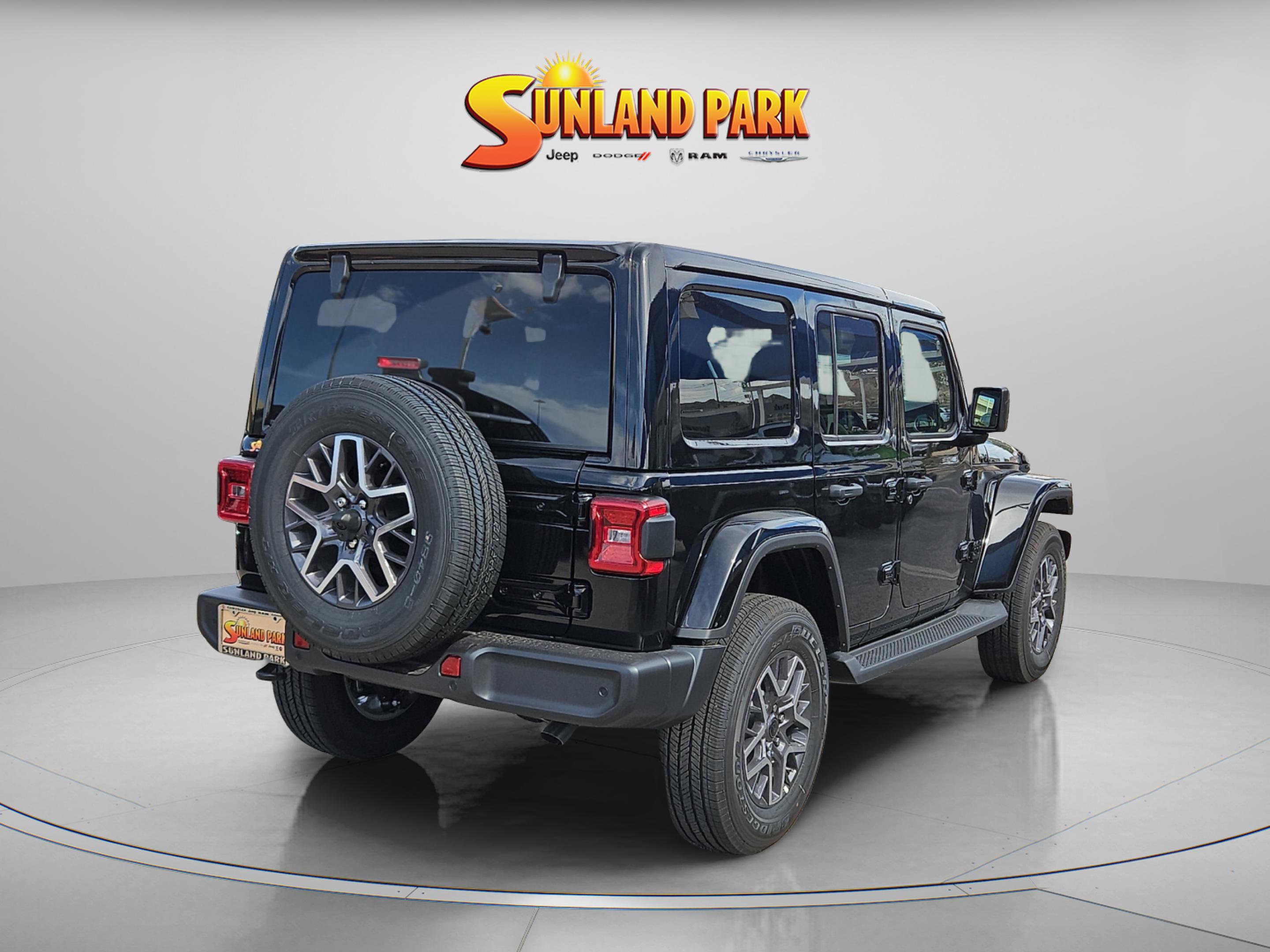 2025 Jeep Wrangler Sahara photo 4