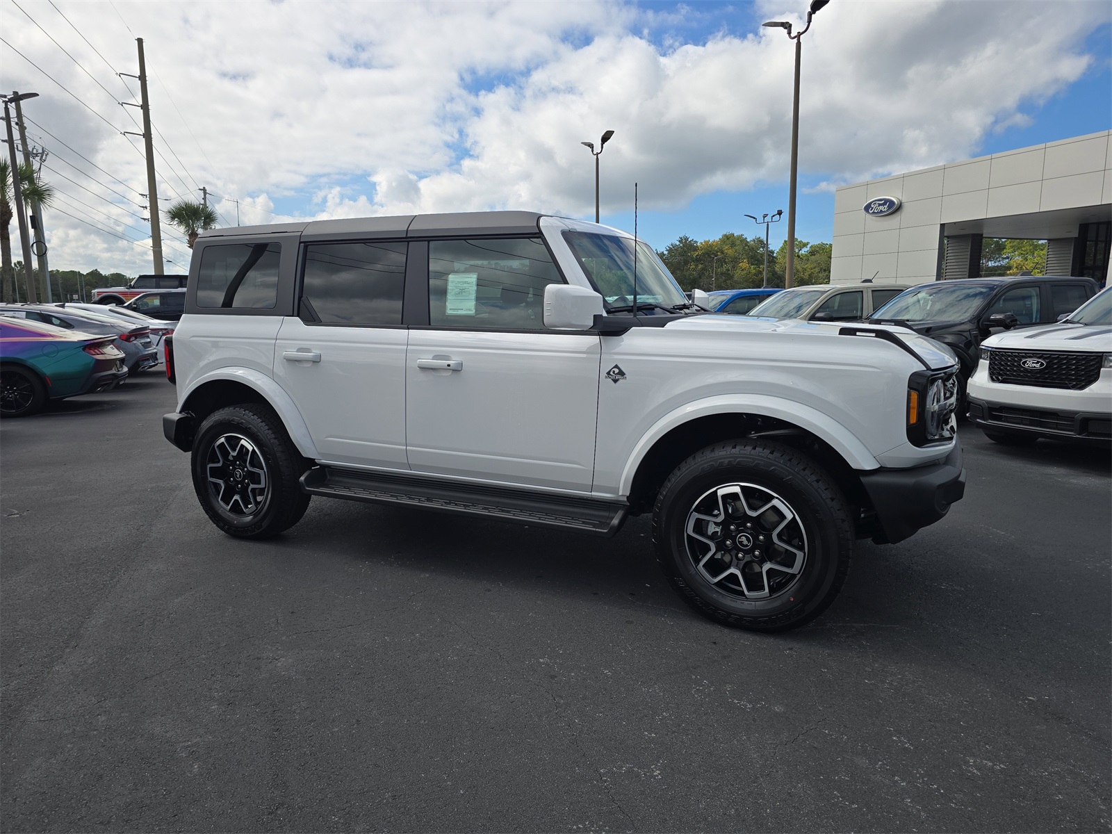 2025 Ford Bronco Outer Banks photo 2