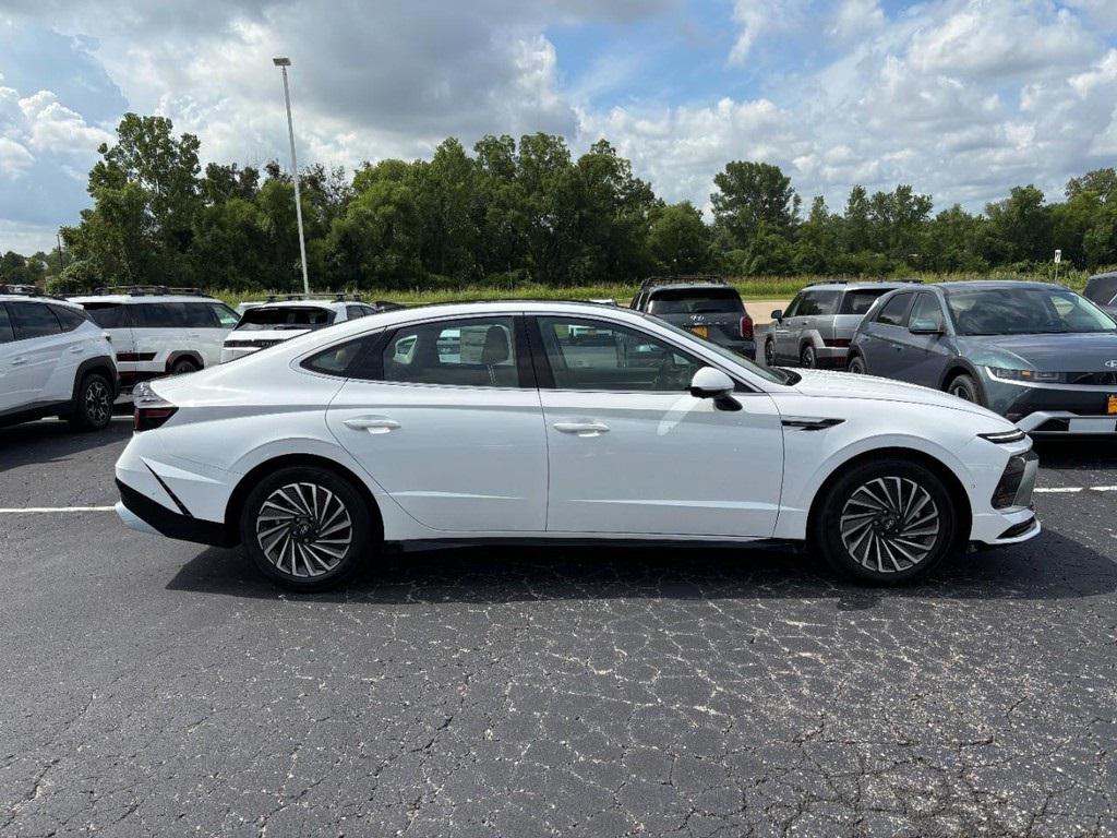 2025 Hyundai Sonata Hybrid Limited photo 2