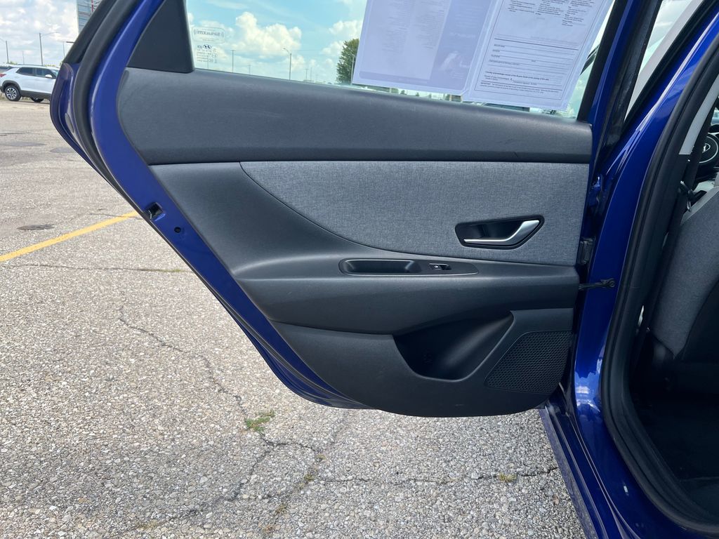 2022 Hyundai Elantra Limited photo 11