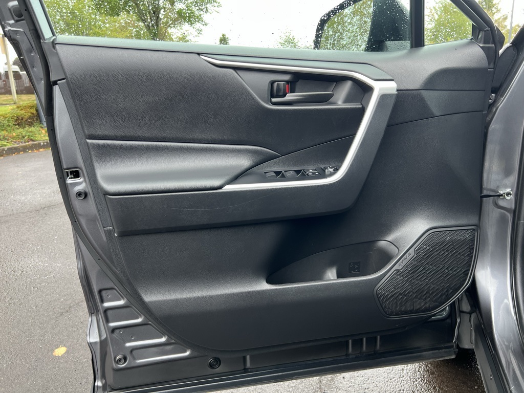 2021 Toyota RAV4 Hybrid LE photo 8