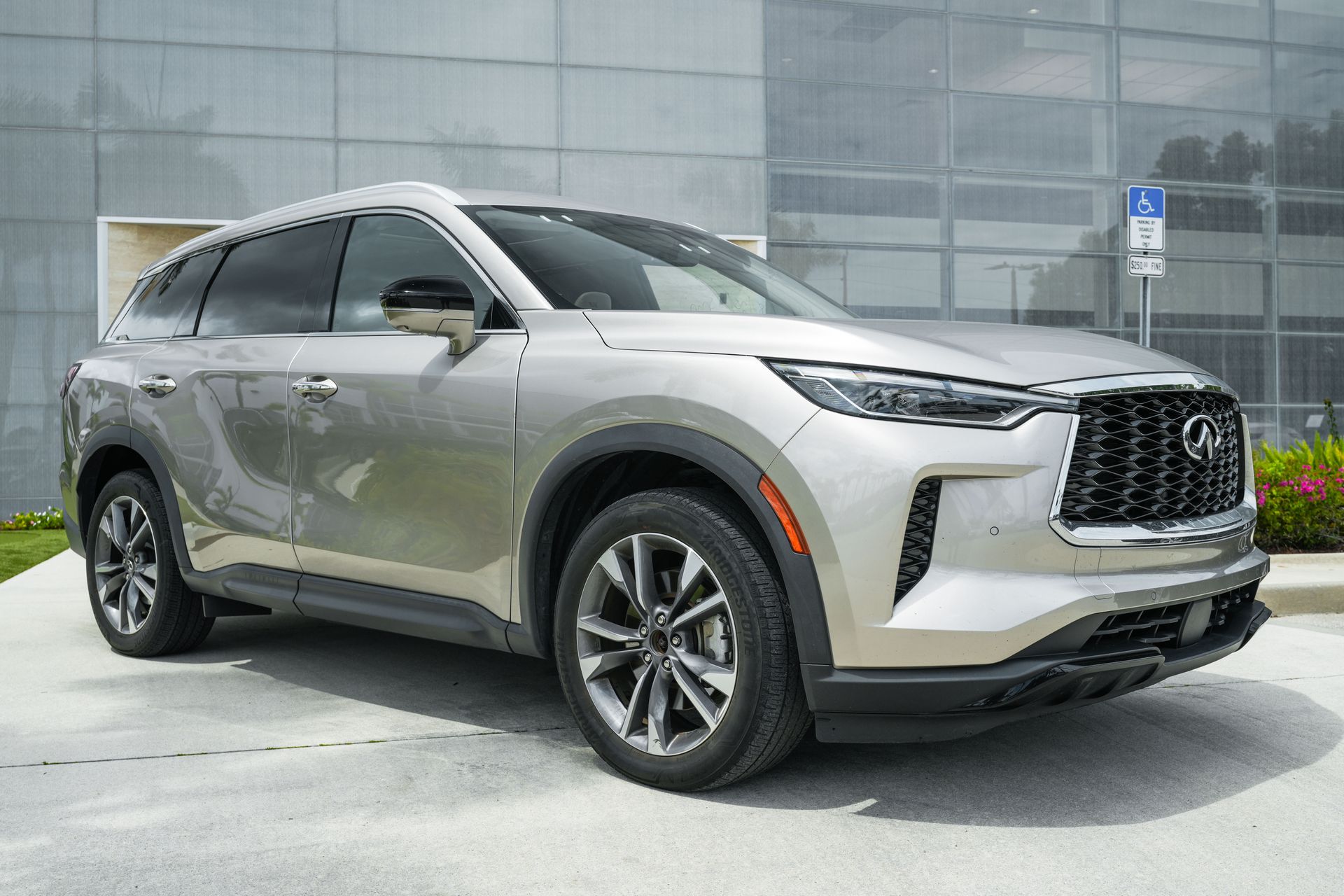 2024 Infiniti QX60 Luxe photo 2