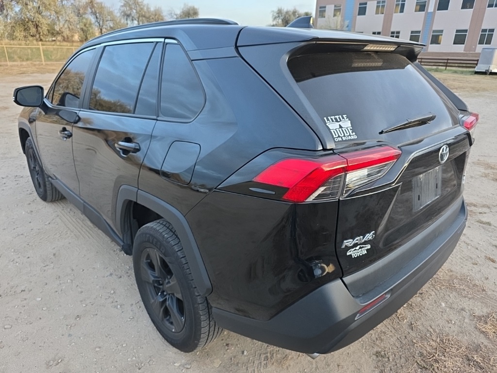 2021 Toyota RAV4 XLE photo 3