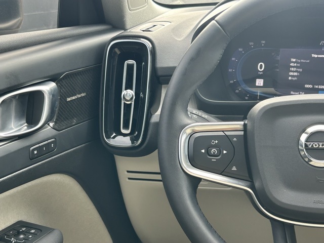 2024 Volvo XC40 Plus photo 14