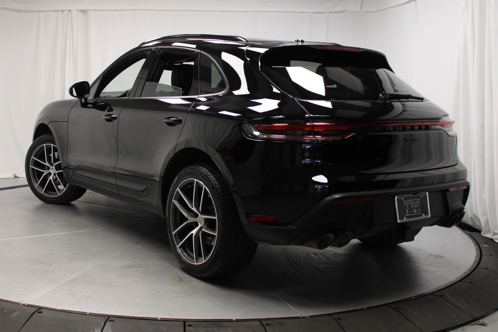 2025 Porsche Macan Base photo 3