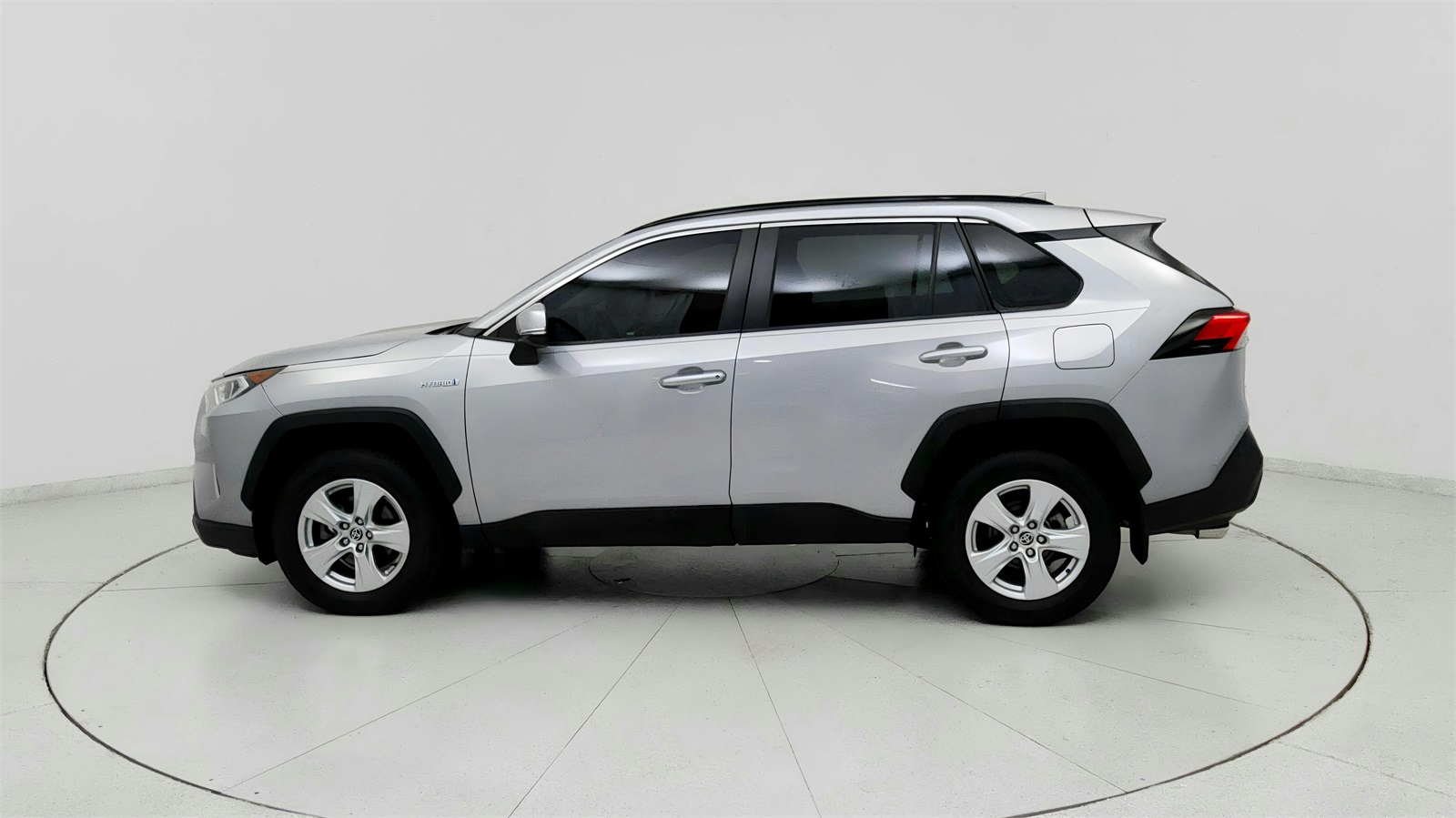 2020 Toyota RAV4 Hybrid XLE photo 3