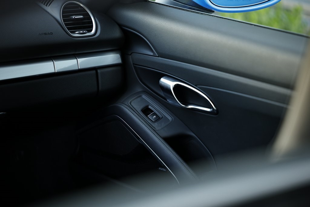 2025 Porsche Cayman photo 31
