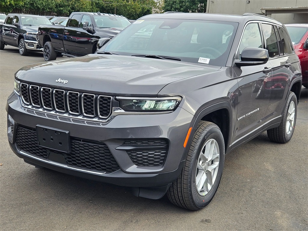 2025 Jeep Grand Cherokee Laredo X photo 2