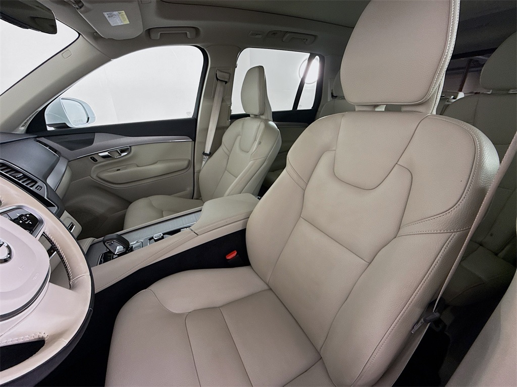 2023 Volvo XC90 B5 Core photo 4