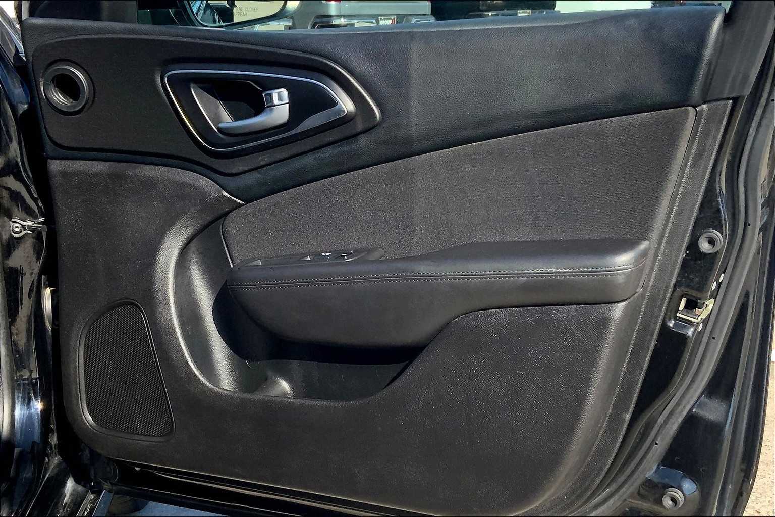 2016 Chrysler 200 Limited photo 22