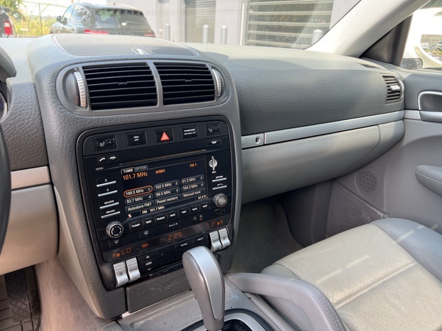 2010 Porsche Cayenne Base photo 21