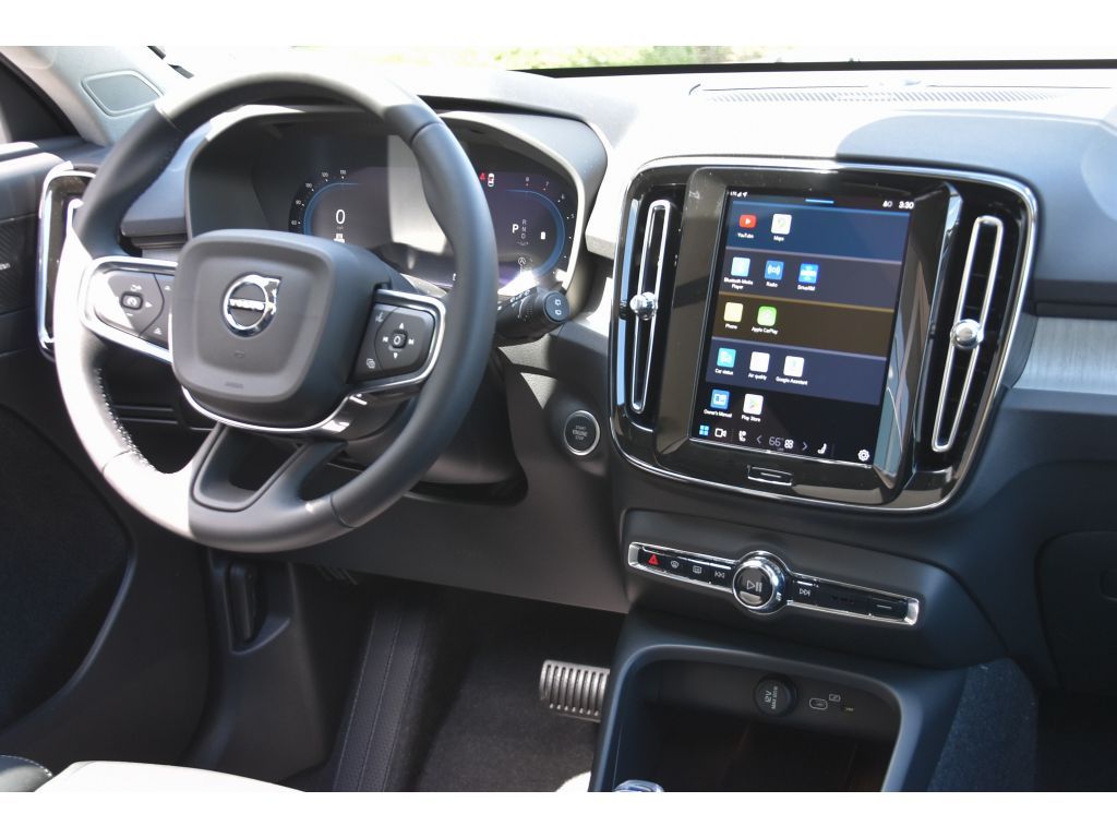 2025 Volvo XC40 photo 16