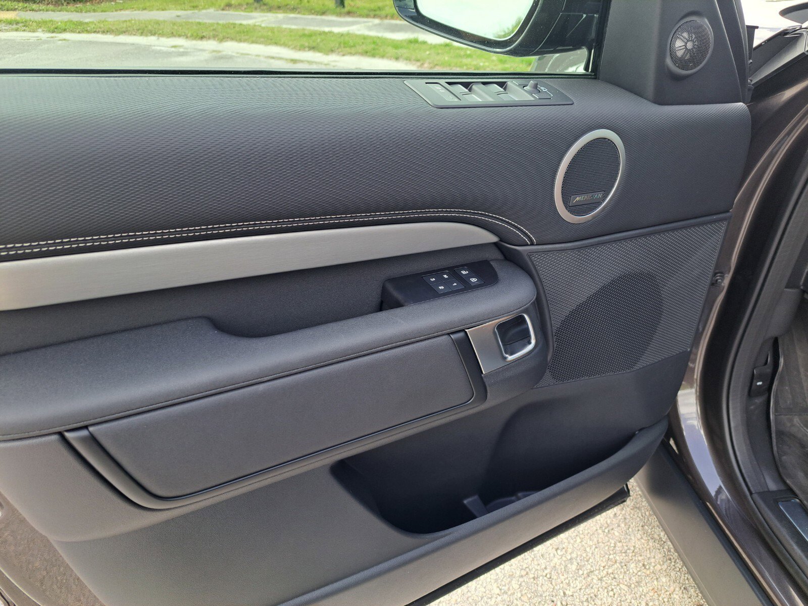 2025 Land Rover Discovery SE photo 10