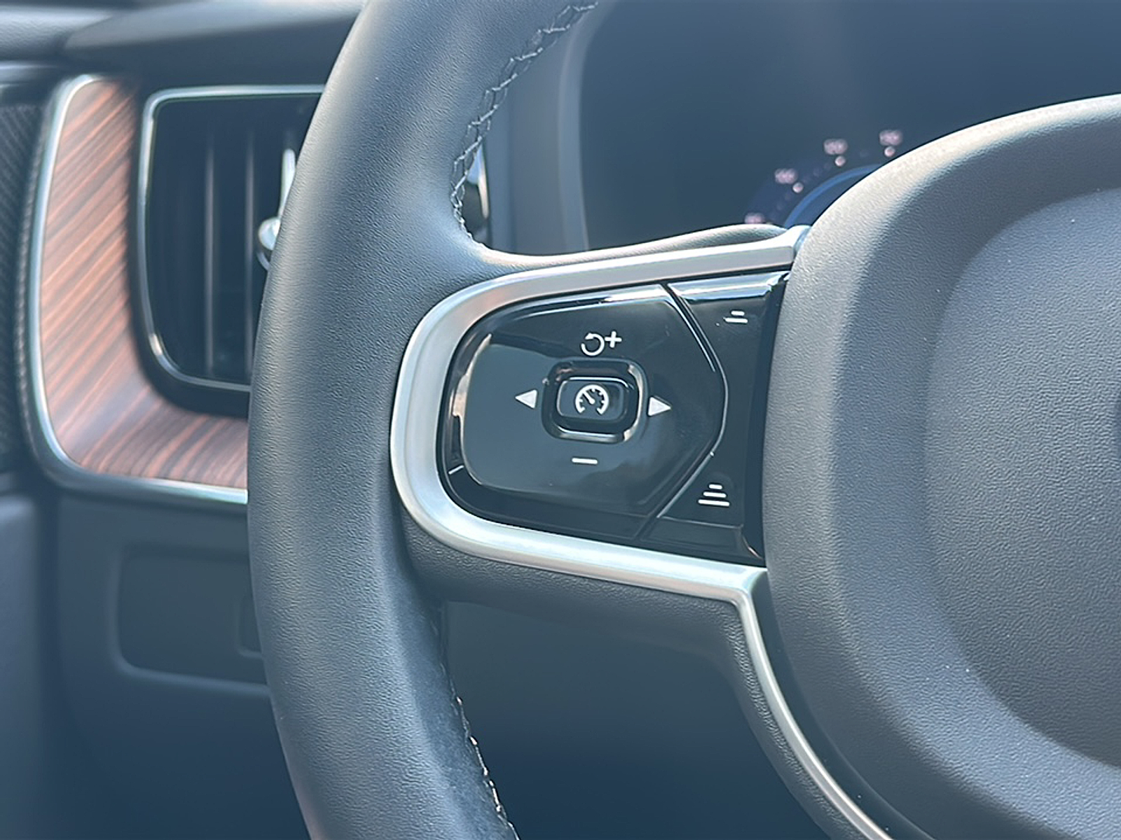 2023 Volvo XC60 B5 Plus photo 10
