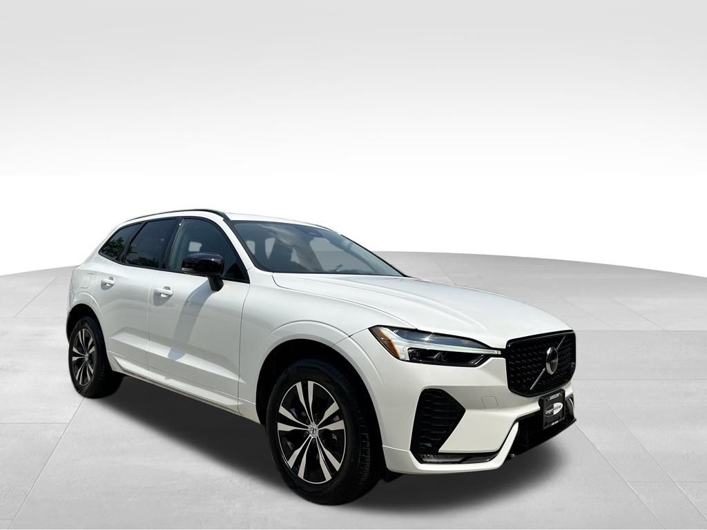 2025 Volvo XC60 B5 Core photo 3