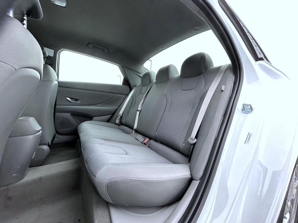 2025 Hyundai Elantra SE photo 11