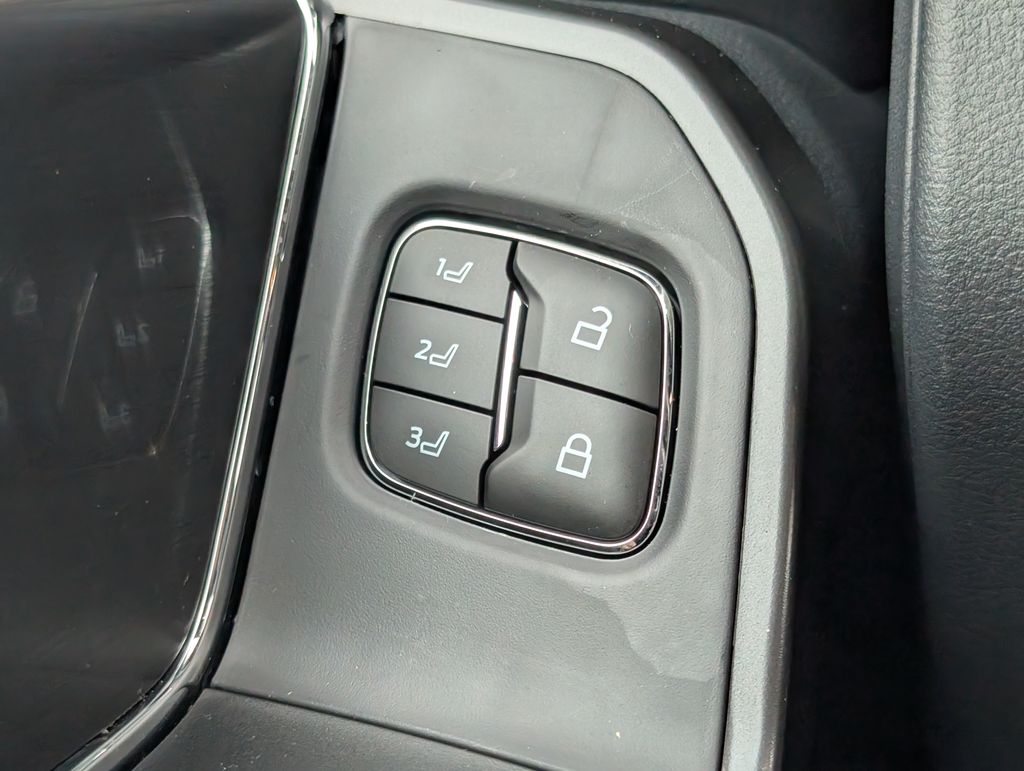 2025 Ford F-150 Lariat photo 12