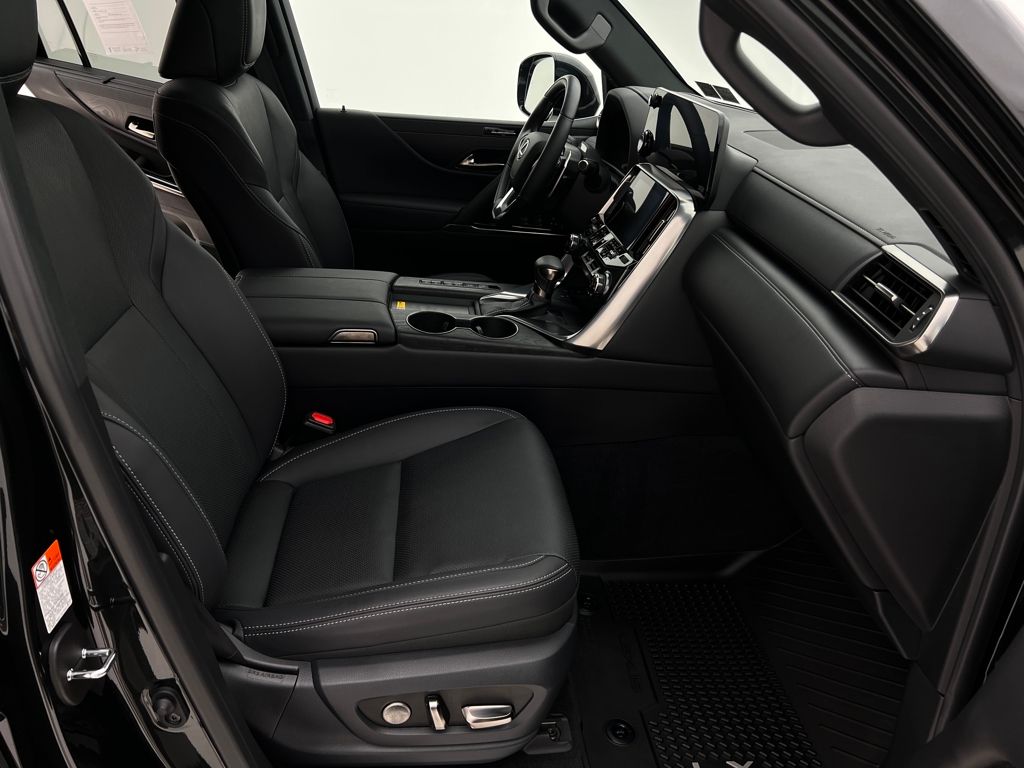 2025 Lexus LX 600 Luxury photo 13