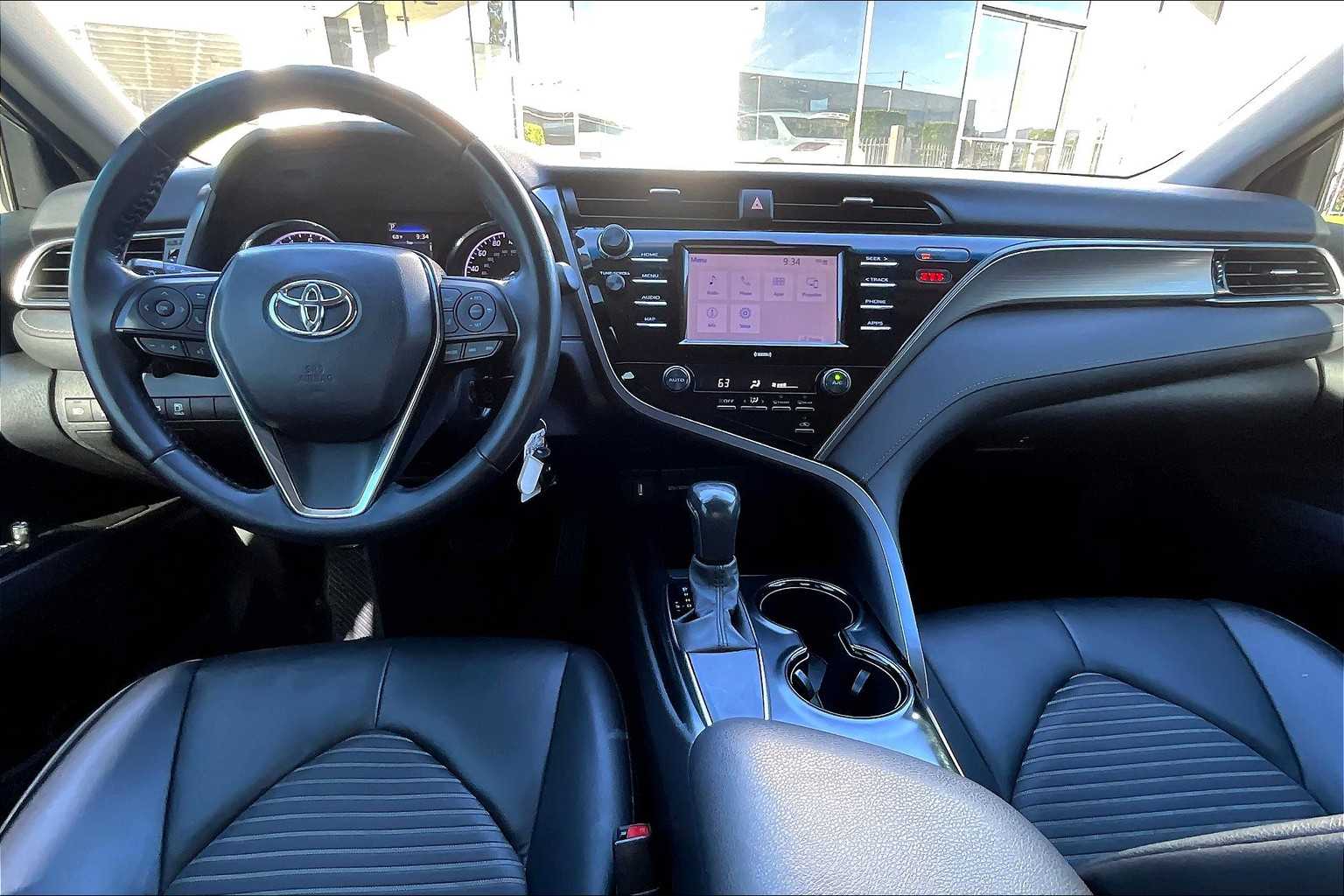 2020 Toyota Camry SE photo 13