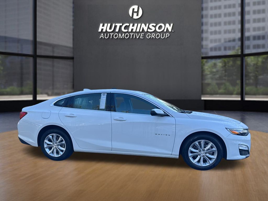 2024 Chevrolet Malibu 1LT photo 2