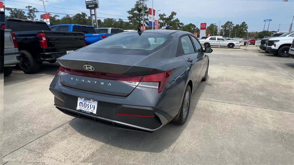 2024 Hyundai Elantra SEL photo 8