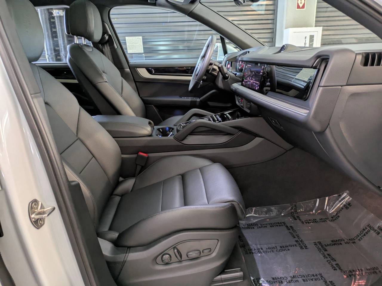 2025 Porsche Cayenne Base photo 19