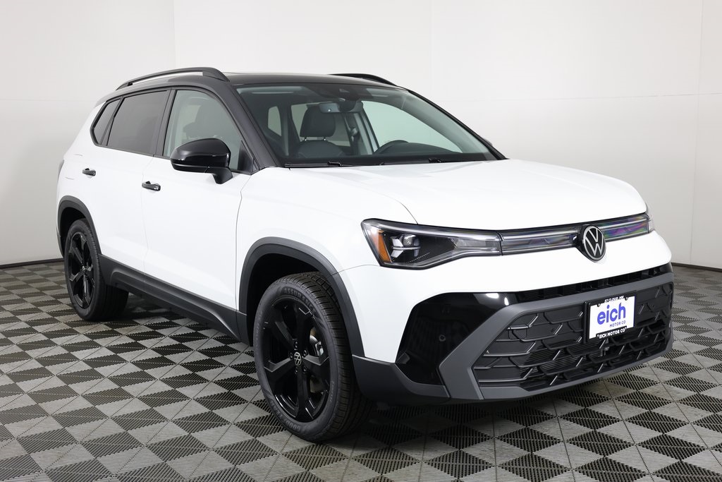 2025 Volkswagen Taos SE Black's photo