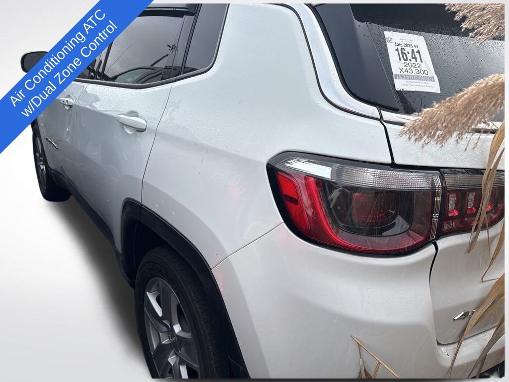 2022 Jeep Compass Latitude photo 4