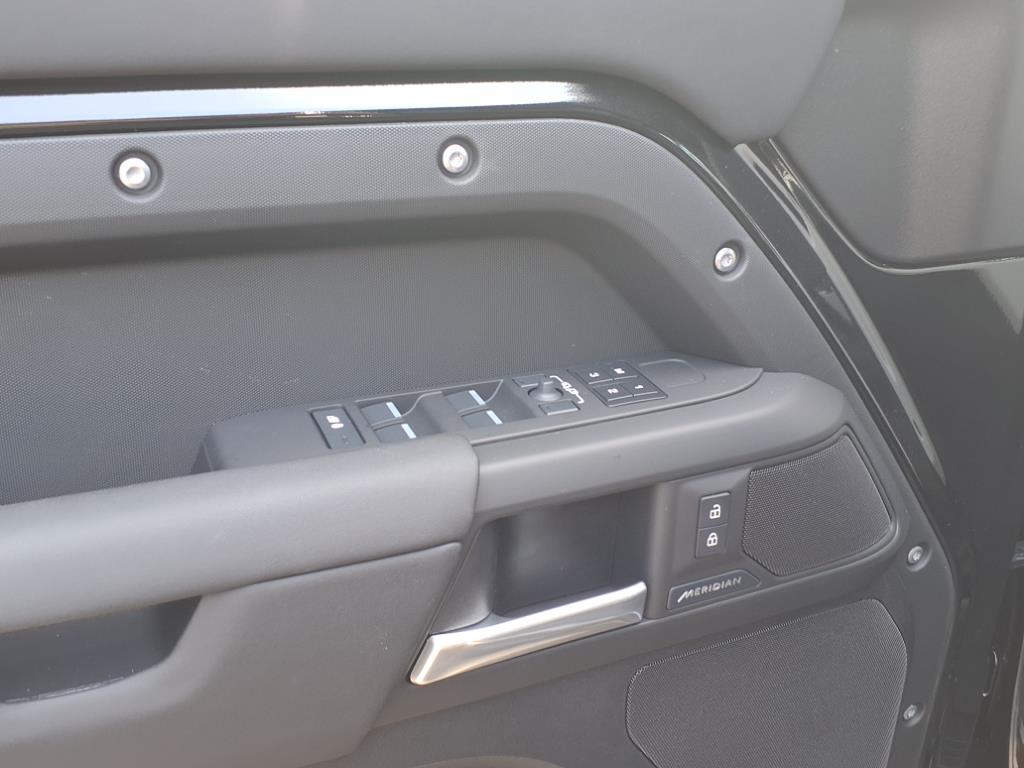 2025 Land Rover Defender 110 S photo 10