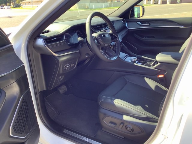 2025 Jeep Grand Cherokee Overland photo 2