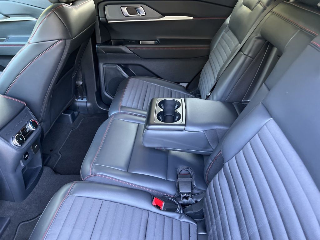 2025 Ford Explorer ST-Line photo 27