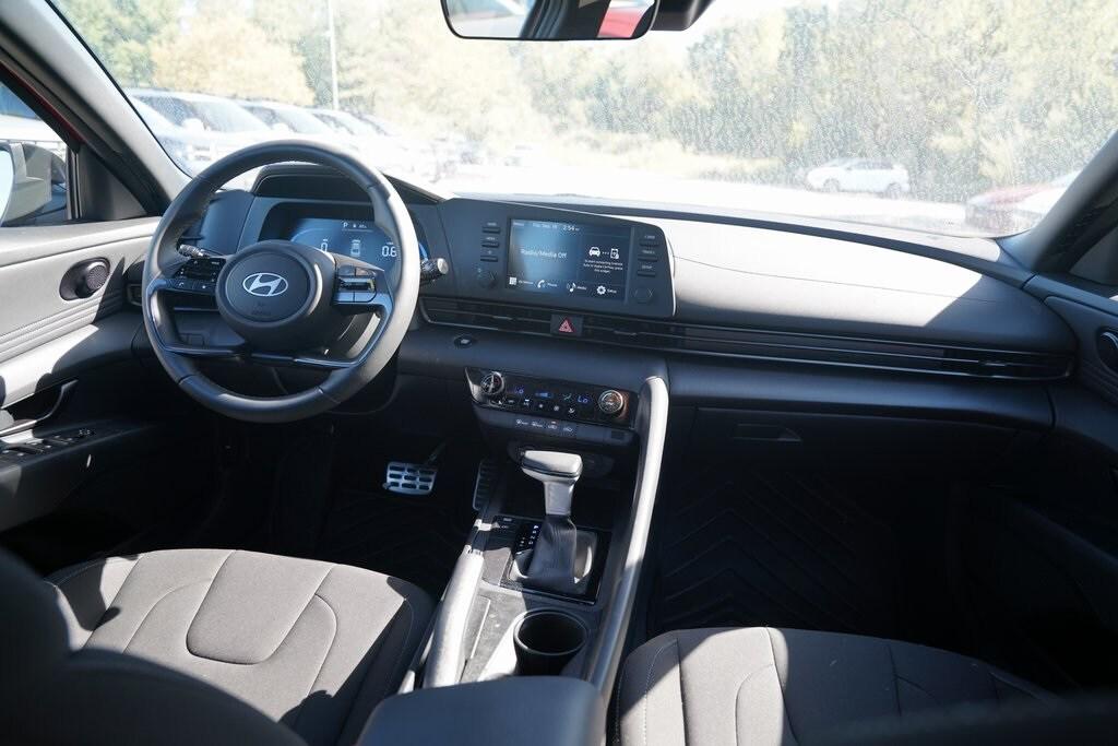 2025 Hyundai Elantra SEL Sport photo 9