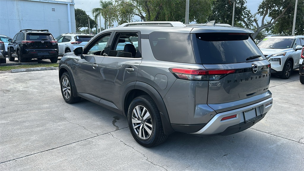 2022 Nissan Pathfinder SL photo 3