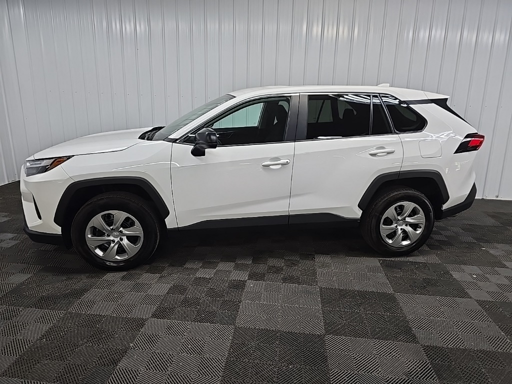 2023 Toyota RAV4 LE photo 5