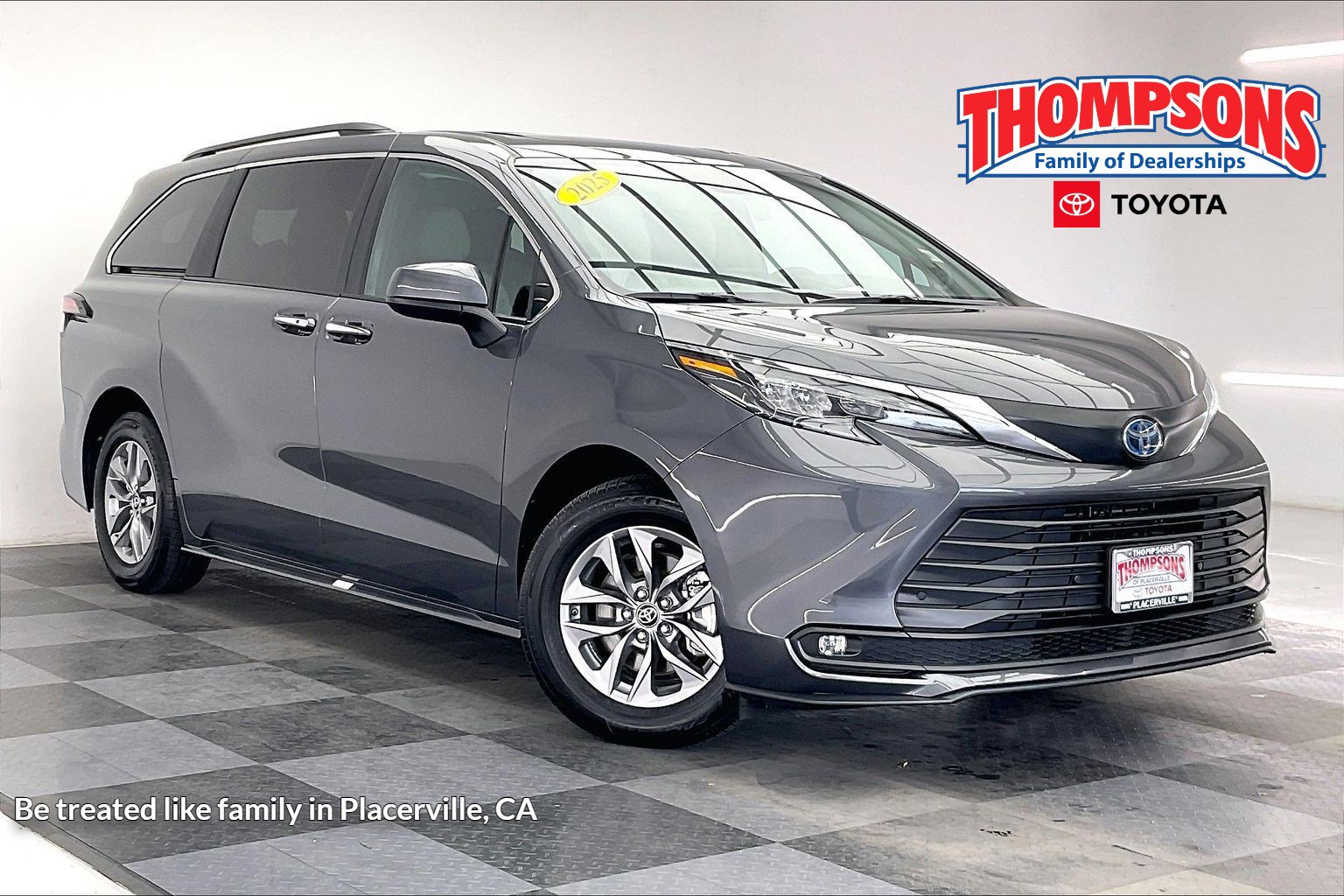 2025 Toyota Sienna XLE's photo