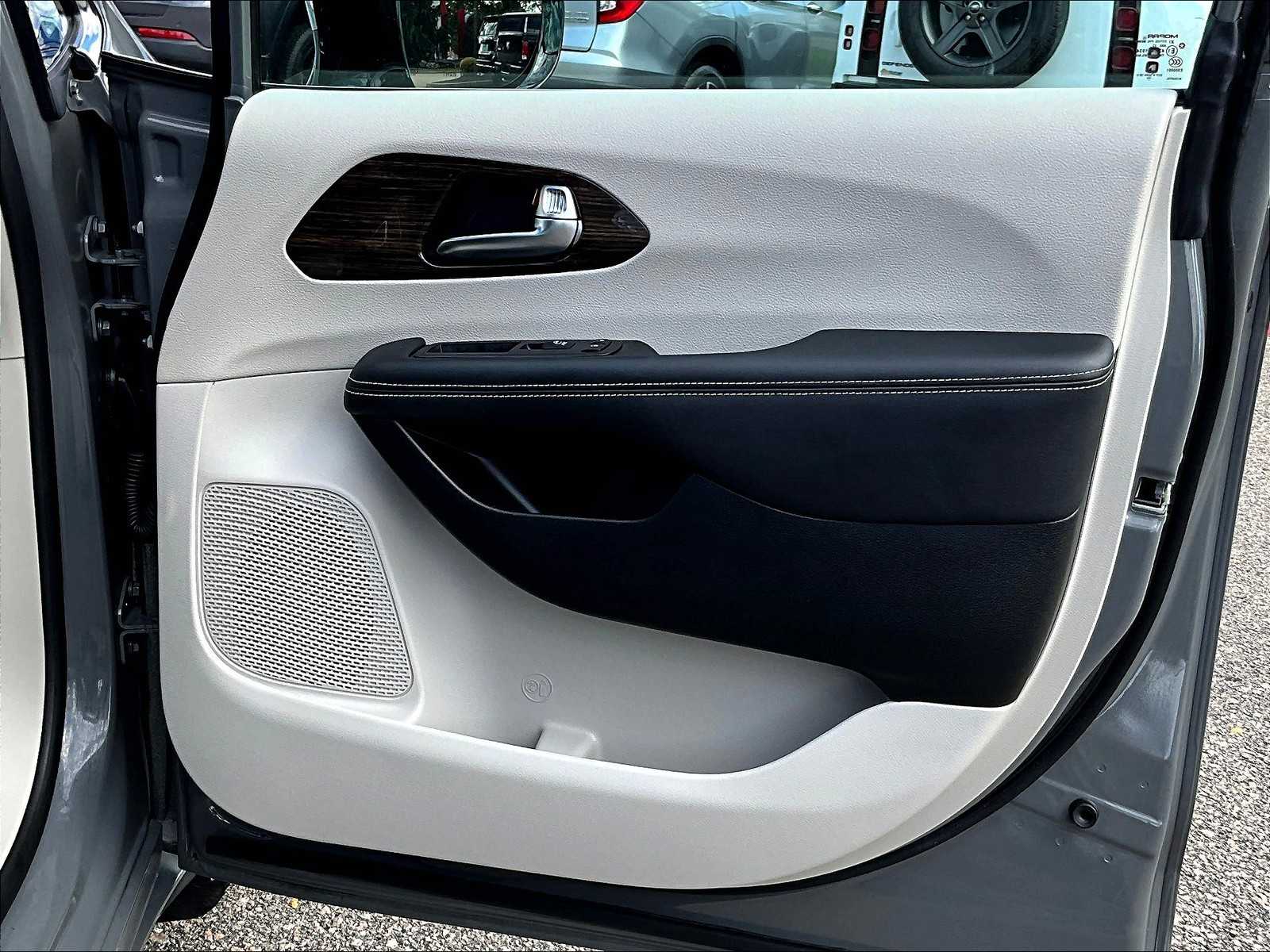 2023 Chrysler Pacifica Hybrid Limited photo 12