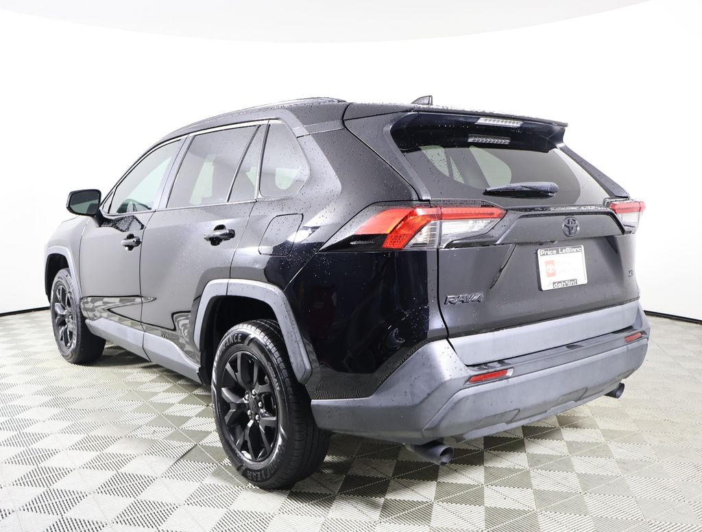 2021 Toyota RAV4 LE photo 4