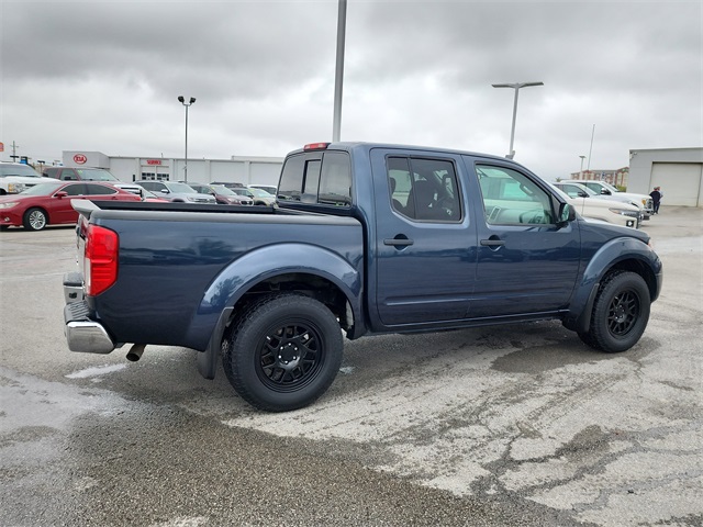 2017 Nissan Frontier SV photo 2