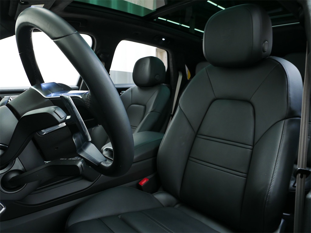 2023 Porsche Cayenne E-Hybrid Platinum Edition photo 2