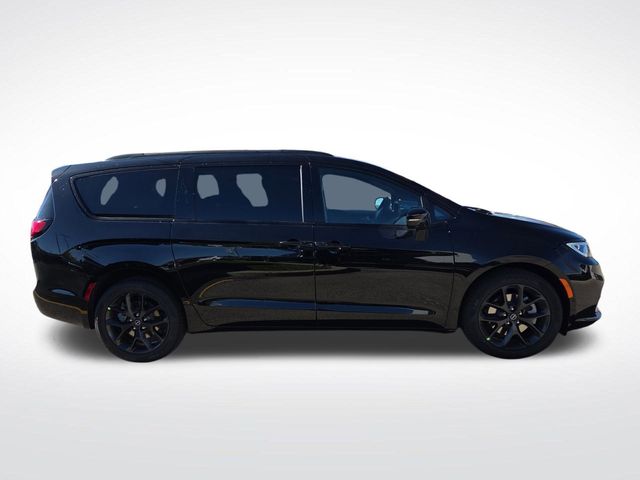 2026 Chrysler Pacifica photo 2