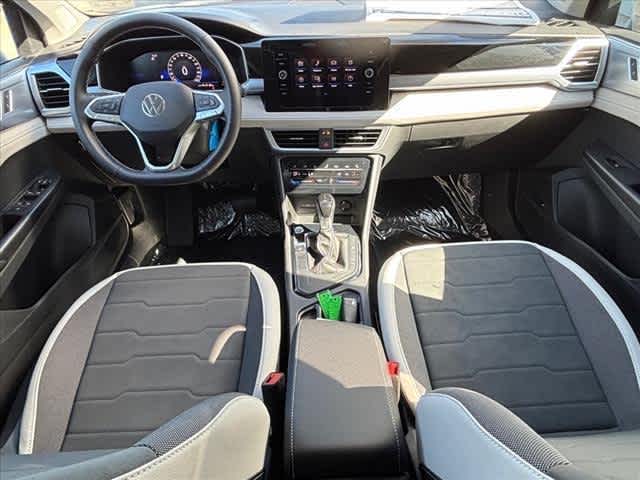 2025 Volkswagen Taos SE photo 2